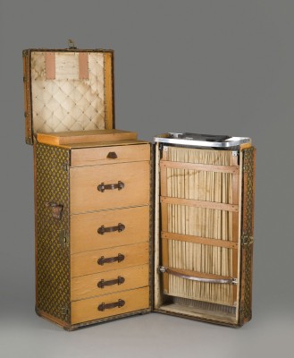 Auction 150<br>LOUIS VUITTON 'WARDROBE' REISETRUHE
