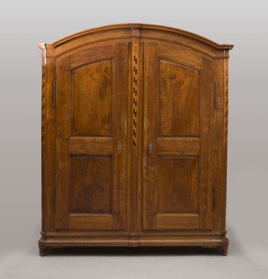 Auktion 150<br>GROSSER BIEDERMEIER SCHRANK MIT BANDINTARSIEN