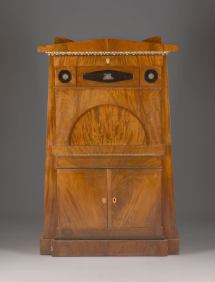 Auktion 150<br>PYRAMIDENFÖRMIGER BIEDERMEIER SCHREIBSEKRETÄR