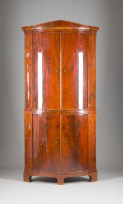 Auktion 150<br>EMPIRE ECKSCHRANK
