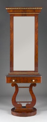 Auktion 150<br>LYRAFÖRMIGE KONSOLE UND GROSSER WANDSPIEGEL