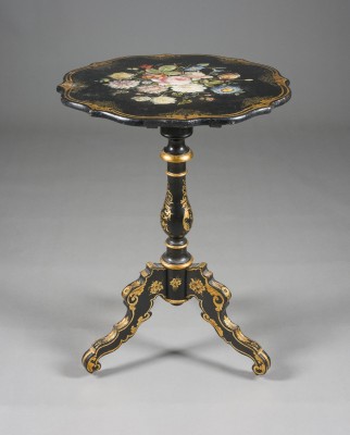 Auction 150<br>BEISTELLTISCH MIT BLUMENMALEREI