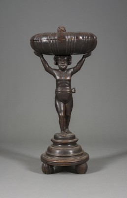 Auktion 150<br>BEISTELLTISCH MIT STEHENDEM PUTTO UND MUSCHEL