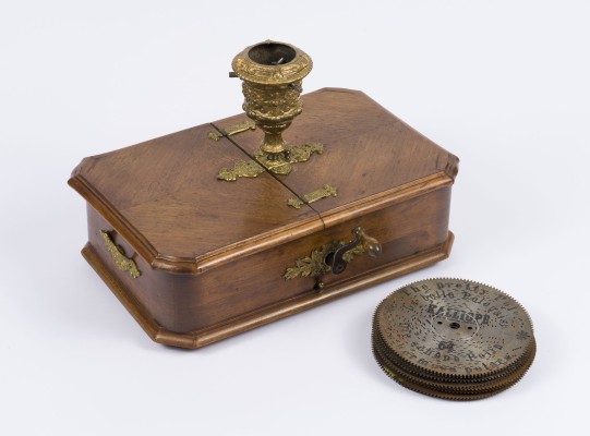 Auktion 150<br>CHRISTBAUMSTÄNDER MIT SPIELWERK