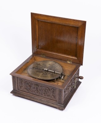 Auktion 150<br>POLYPHON 'SYMPHONION' MIT 36 LOCHPLATTEN
