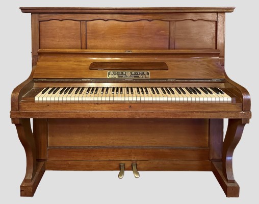 Auktion 150<br>PIANINO 'KÖNIGLICHER HOFLIEFERTANT CARL HERRMANN HINTZE'