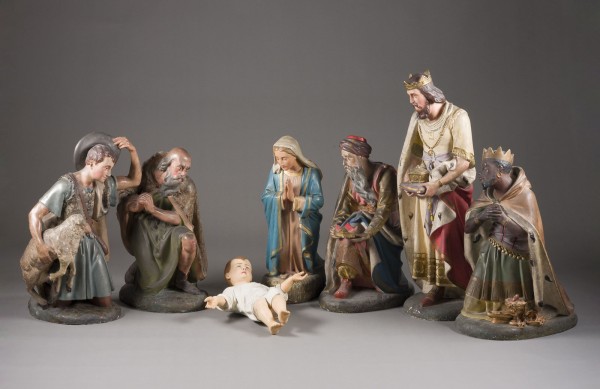Auktion 150<br>KONVOLUT VON SIEBEN KRIPPENFIGUREN: JESUSKIND, MARIA, HEILIGEN DREI KÖNIGE, HIRTEN