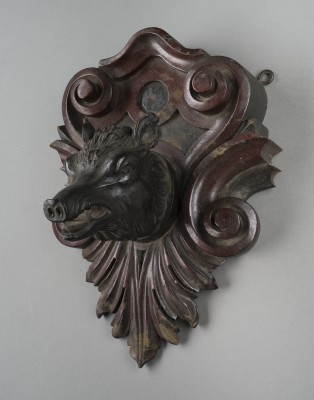 Auction 150<br>WANDKONSOLE MIT GESCHNITZTEM WILDSCHWEINKOPF