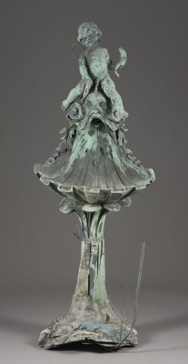 Auction 150<br>GROSSER BRUNNEN MIT PUTTOFIGUR UND FÜLLHORN