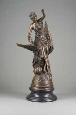 Auction 150<br>GROSSE GÖTTIN HEBE AUF DEM ADLER SITZEND