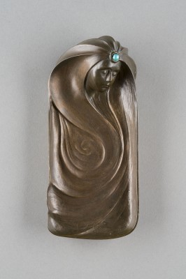 Auction 150<br>JUGENDSTIL FRAUENFIGUR ALS FEDERSCHALE