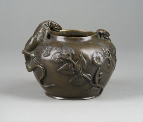 Auction 150<br>JUGENDSTIL VASE MIT ECHSE UND BLATTWERK