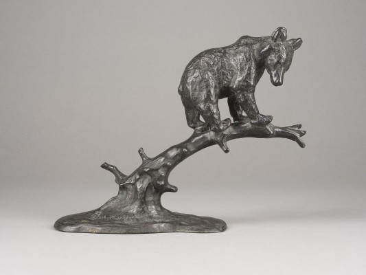 Auction 150<br>BÄRENJUNGE AUF EINEM BAUMSTAMM