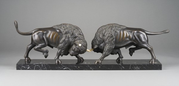 Auktion 150<br>ZWEI KÄMPFENDE WISENTE / BISONS