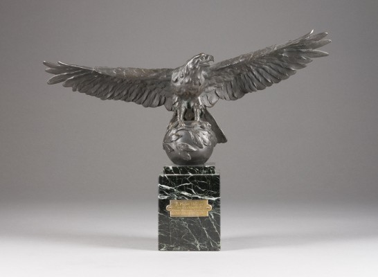 Bild ADLER AUF KUGEL