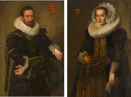 Auction 150<br>KNIEBILD EINES STEHENDEN HERRN / BILDNIS EINER STEHENDEN JUNGEN DAME (WAHRSCHEINLICH DER GATTIN)