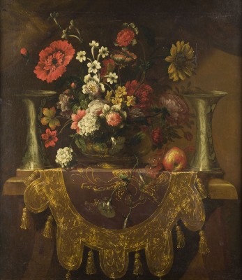 Auktion 150<br>STILLLEBEN MIT BLUMEN, EINEM VASENPAAR, APFEL, AUF EINEM TISCH MIT BROCART-BESTICKTER DECKE