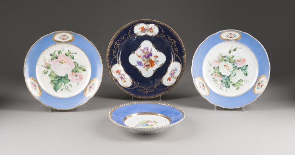 Picture SAMMLUNG VON VIER TELLERN MIT FLORALEM DEKOR