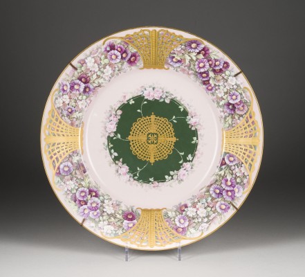 Auction 151<br>GROSSER TELLER MIT FLORALEM DEKOR