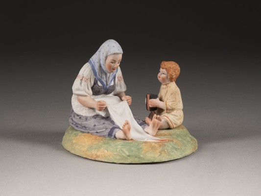 Bild FIGURENGRUPPE VON OMA MIT ENKEL
