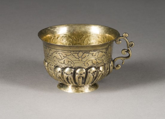Auction 151<br>VERMEIL-TSCHARKA MIT KRÖNUNGSMÜNZE DER ZARIN ELISABETH VON RUSSLAND VON 1742