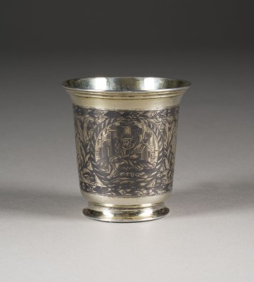 Auction 151<br>FEINER NIELLO-BECHER MIT ARMOR UND VOGELFÄNGER