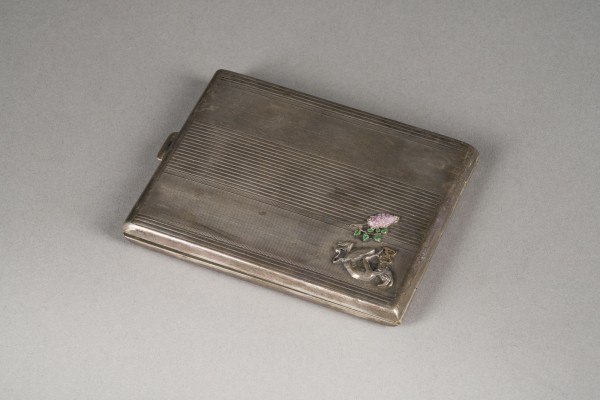 Auction 151<br>ZIGARETTENETUI MIT TEUFELCHEN UND MILITARIA-WIDMUNGSINSCHRIFT