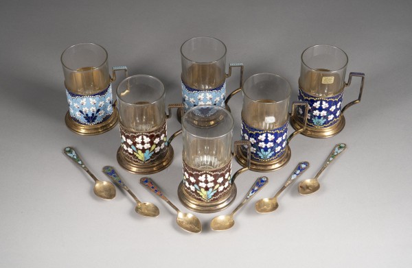 Bild SECHS CLOISONNÉ-EMAIL-TEEGLASHALTER MIT LÖFFELN