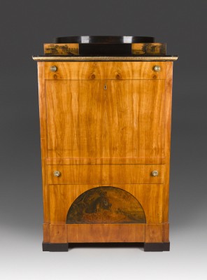Auktion 151<br>SEHR SELTENER BIEDERMEIER-SEKRETÄR MIT DEN INSIGNIEN DES RUSSISCH-PREUSSISCHEN MILITÄRBÜNDNISSES