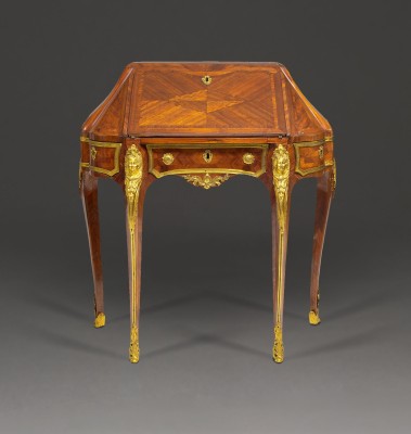 Auction 151<br>AUS DEM ROMANOW-PALAST ILJINSKOJE: BEDEUTENDER SECRÉTAIRE DE DAME MIT FIGÜRLICHEN BESCHLÄGEN