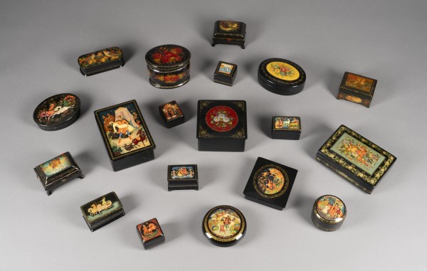 Bild SAMMLUNG VON 19 LACKDOSEN MIT MÄRCHENSZENEN, FLORALEM DEKOR UND DER ERHÖHUNG DES WAHREN KREUZES