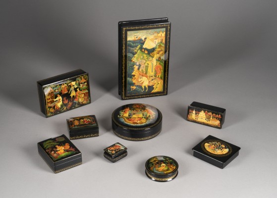 Picture SAMMLUNG VON NEUN LACKDOSEN MIT MÄRCHENSZENEN UND DEM ANSICHT VON SUSDAL