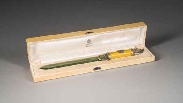 Auction 151<br>GUILLOCHÉ-EMAIL-BRIEFÖFFNER MIT PFERD IM ETUI