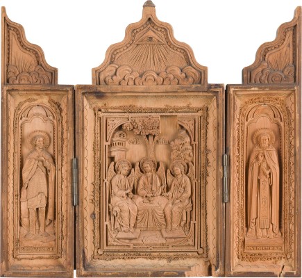 Auction 151<br>TRIPTYCHON MIT DER ALTTESTAMENTLICHEN DREIFALTIGKEIT FLANKIERT VON DEN HEILIGEN ALEXANDER NEWSKI UND SERGEJ VON RADONESCH