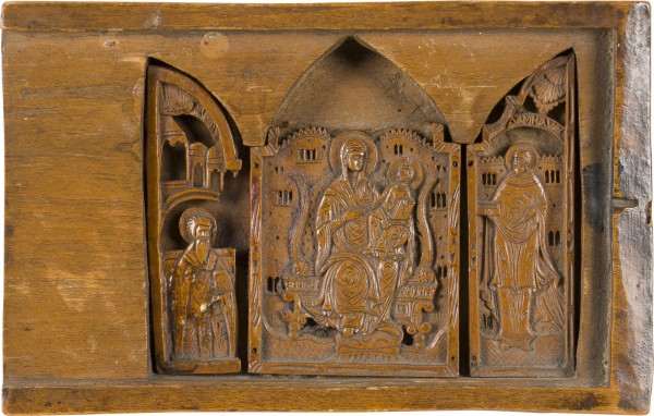 Bild KLEINES TRIPTYCHON MIT DER THRONENDEN GOTTESMUTTER FLANKIERT VON ZWEI HEILIGEN IM REISEETUI