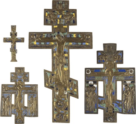 Auction 151<br>SAMMLUNG VON VIER BRONZE-IKONEN: SIGNIERTES GROSSES KREUZ SOWIE DREI KRUZIFIXE