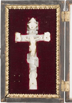 Auction 151<br>KRUZIFIX MIT DER KREUZIGUNG UND DER HEILIGEN KATHARINA IM KIOT