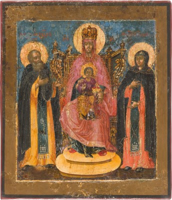 Auktion 151<br>FEINE IKONE MIT DER THRONENDEN GOTTESMUTTER FLANKIERT VON DEN HEILIGEN ALEXANDER SWIRSKI UND DER HEILIGEN PELAGIA