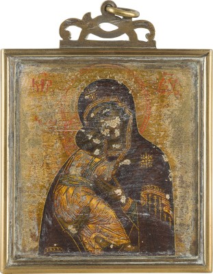 Auction 151<br>AUS DEM KUPPELKUPFER DER MOSKAUER USPENSKI KATHEDRALE: BEDEUTENDER IKONEN-ANHÄNGER MIT DER GOTTESMUTTER VON WLADIMIR