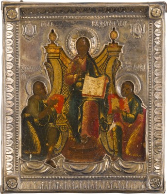 Auktion 151<br>KLEINE IKONE MIT DEM THRONENDEN CHRISTUS FLANKIERT VON DEN HEILIGEN JOHANNES DEM VORLÄUFER UND LUKAS MIT VERMEIL-RIZA