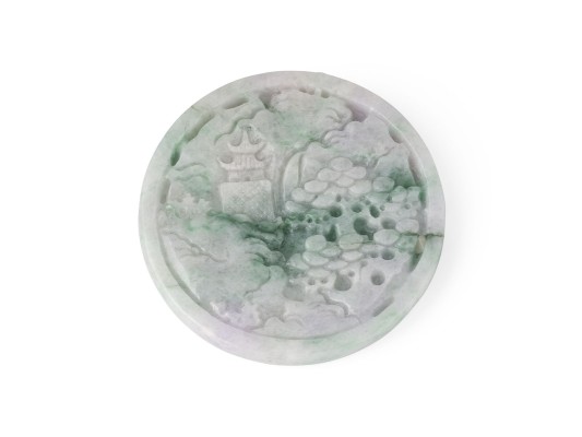 Auktion 153<br>RUNDER GESCHNITZTER JADEIT ANHÄNGER