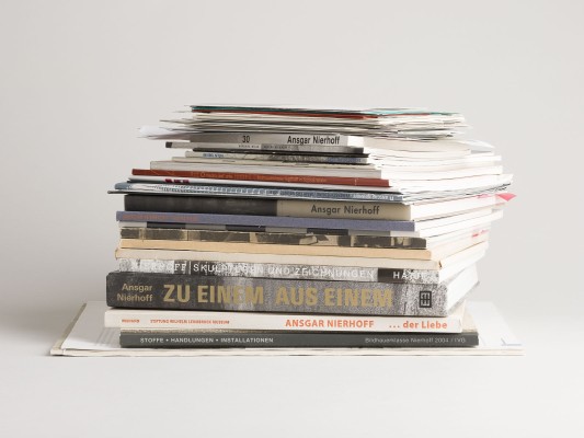 Auktion 154<br>SAMMLERKONVOLUT VON AUSSTELLUNGSKATALOGEN, AUSSTELLUNGSEINLADUNGEN SOWIE GRUSSKATEN