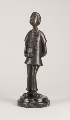 Picture STEHENDER JUNGE