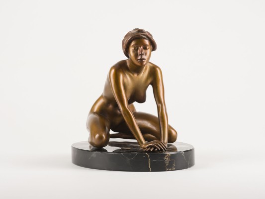 Picture KNIENDES MÄDCHEN MIT KOPFTUCH