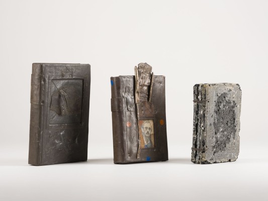 Bild KONVOLUT VON DREI BUCHOBJEKTEN (U.A. GERD HANEBECK)