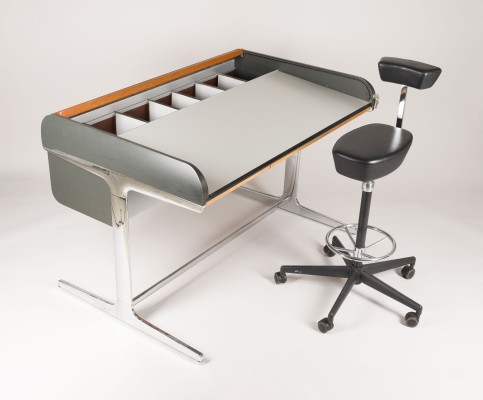 Auction 154<br>SCHREIBTISCH 'ACTION OFFICE' UND HOCKER 'PERCH'