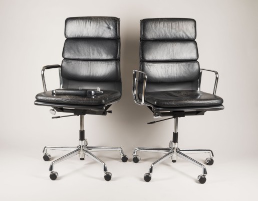 Auction 154<br>ZWEI STÜHLE 'EA 219' 'SOFT PAD OFFICE CHAIR'