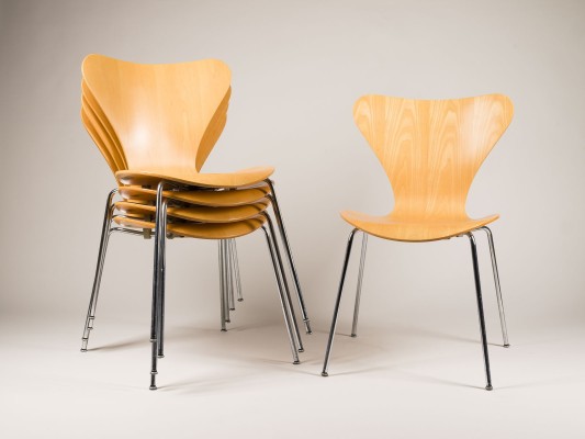 Auction 154<br>FÜNF STÜHLE MODELL '3107'