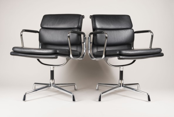 Auktion 154<br>PAAR 'SOFT PAD CHAIRS' MODELL 'EA 208'