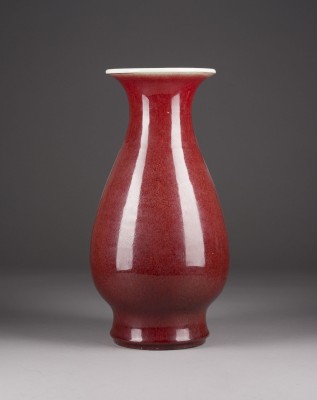 Picture EINE BIRNENFÖRMIGE VASE MIT KUPFERROTER GLASURE